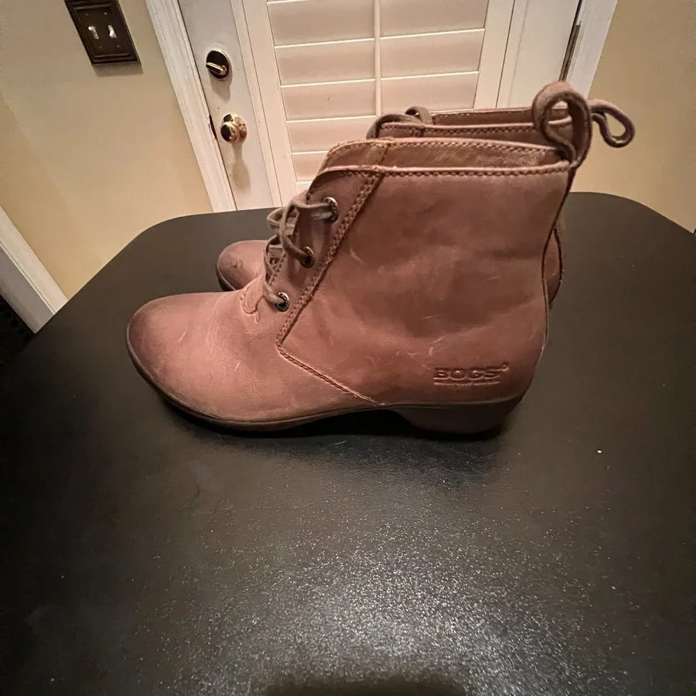 Bogs size 8.5 Carrie Chukka ankle boots